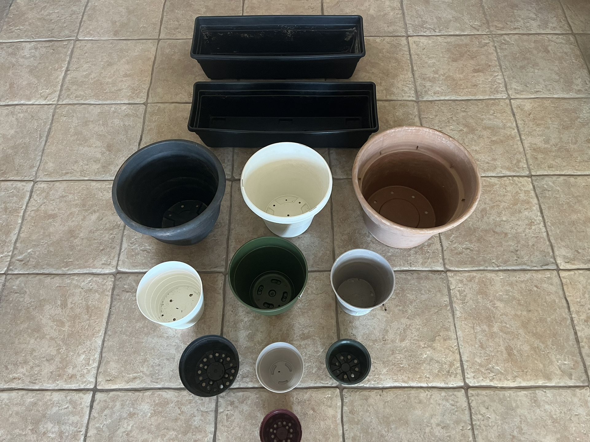 12 Assorted Plastic/Resin Flower Pots/Planters