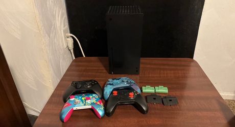 XBOX SERIES X & 4 CONTROLLERS- (1) ELITE SERIES 2