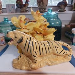  UNIQUE LOOKING VINTAGE  TIGER  PLANT  HOLDER 