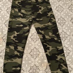 BRAND NEW NEVER USED CAMO LEGGINGS WITH FUR INSIDE VERY COMFY 