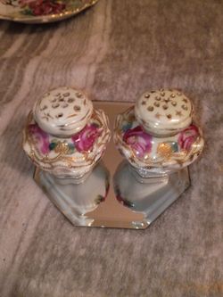 Salt n pepper shakers