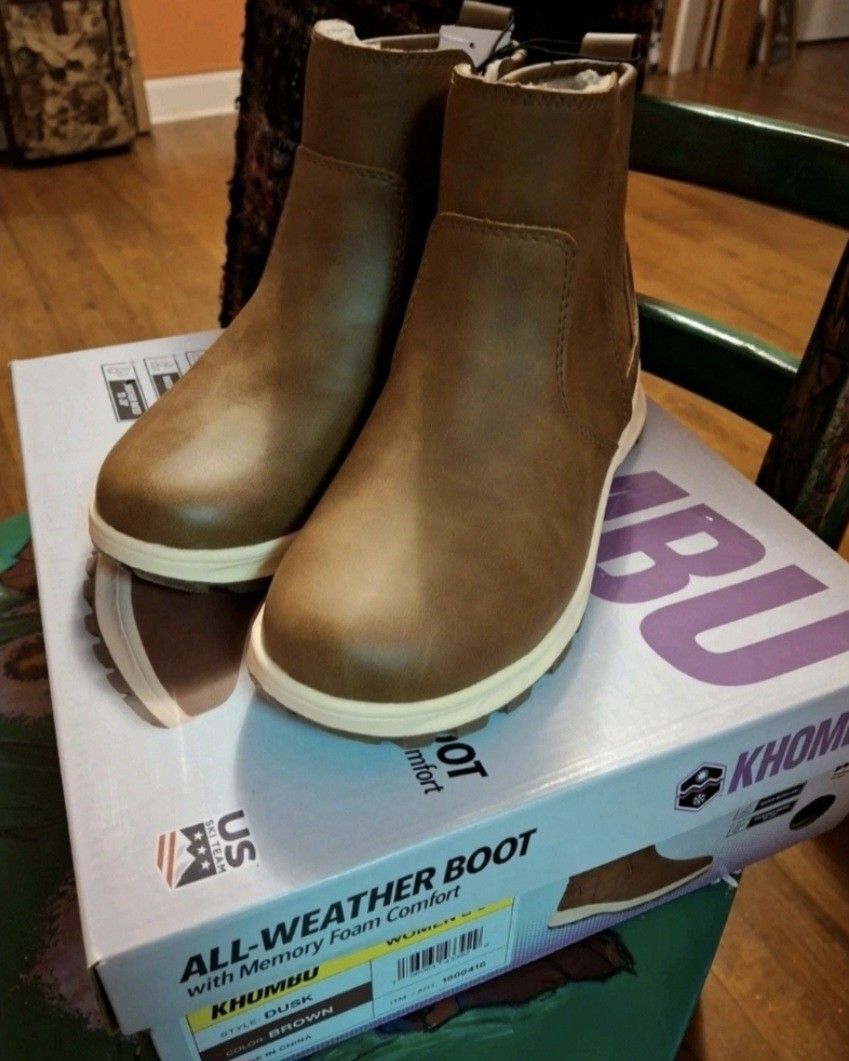 Khombu All Weather Women's Boots Sz 6 Brown Faux Leather NEW N BOX
