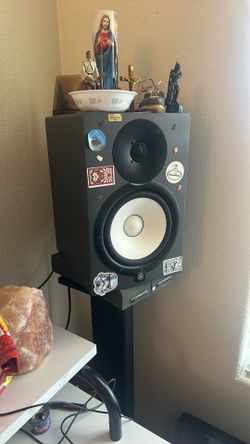 Yamaha HS8, Focusrite Scarlett 8i6, stands and sound pads(all cords included)