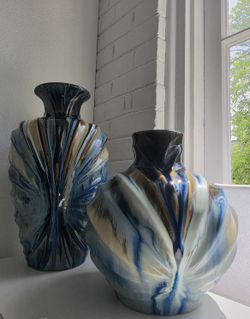 Beautiful matching sculptural vase set in excellent condition