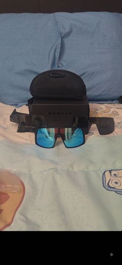 OAKLEY SUTRO COME WITH 2 EXTRA  LENSES. VIENE CON 2 EXTRA LENTES