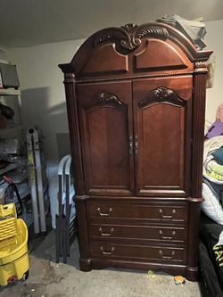 Armoire Mint Condition