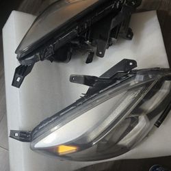 Chevy
equinox Headlight 2010-15 Set good condition