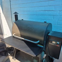 Brand NEW, NEVER USED Traeger Pro 780 Pellet Grill Bronze With Cover, Shelf, Pellets, And Extra Drip Trays