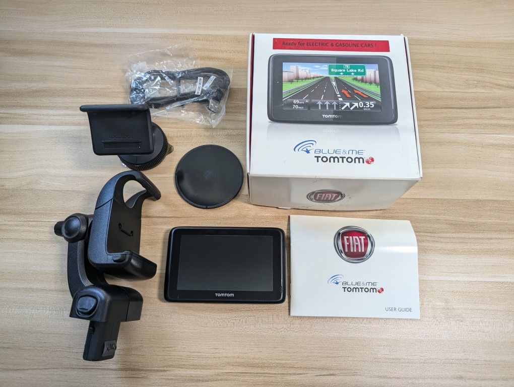 Fiat 500e 500 Blue & Me TomTom GPS navigation system with car dash mounting cradle