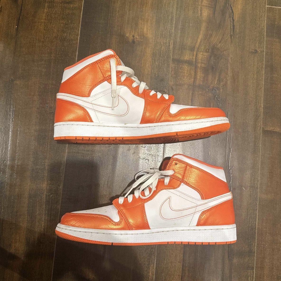 *SLIGHTLY USED + NO BOX* Air Jordan 1 Mid SE ‘Electro Orange'