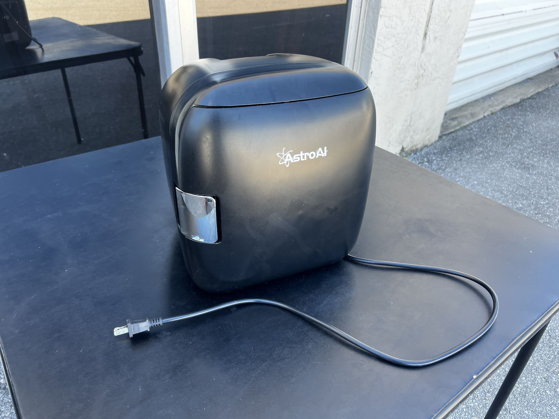 Astro AI White Portable Mini Dorm Room Refrigerator 9 Liter 12 Can Fridge LY0309A! Works great! 