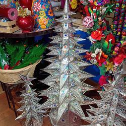 New 
*Lighted Natural Punched Tin Star Christmas 
Tree * with Colored Marbles

Lighted natural tin star Christmas tree / colored glass marbles. 