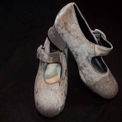 Vtg HD2 Studio Silver Velvet Women's Chunky Heels Shoes size 6.5