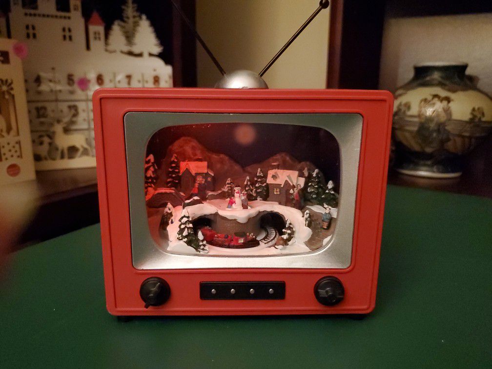 Moments In Time TV Diorama Animated Christmas Scene Music Box