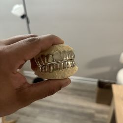 Gold Grillz 🔥