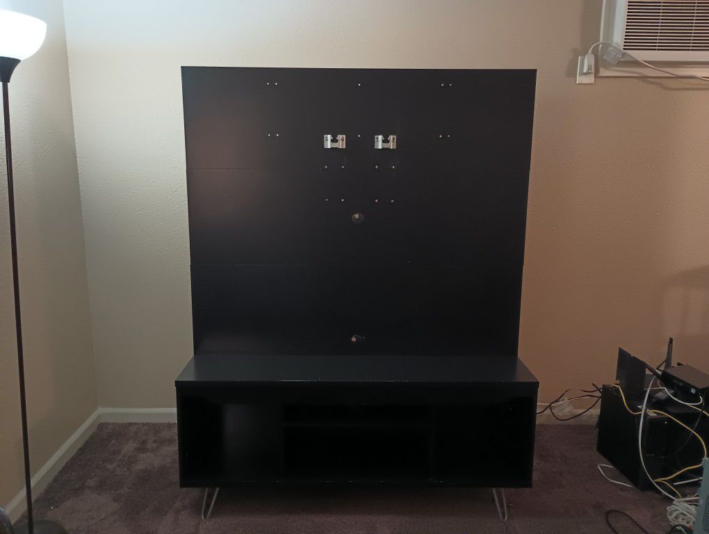 Entertainment center with TV Mount 