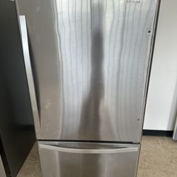 Whirlpool 33” W Stainless Steel Refrigerator W Ice 