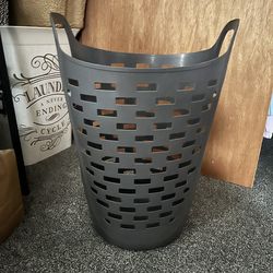 Clothes hamper