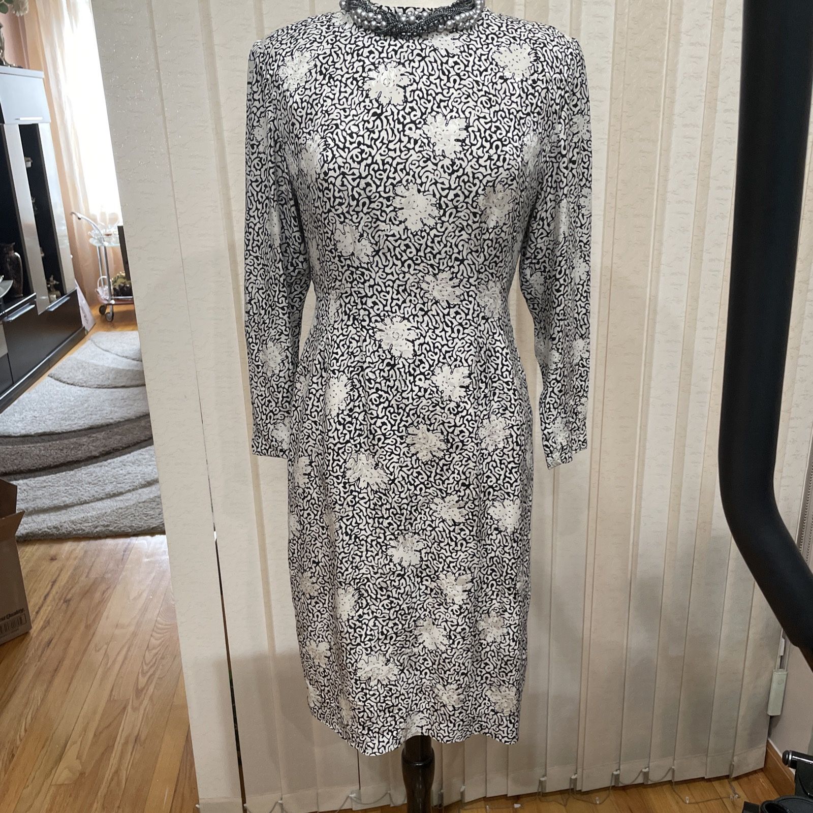 Arthea Designer dress 100% silk Beige / Black. Size 12. Good Condition. Re $350