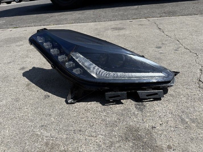 2014 2015 2016 2017 2018 2019 Chevy Corvette Right Passenger Headlight