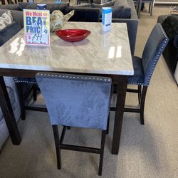 Lovely Dining Set ✨🤍 Easy Financing Available ✨🖤 Free Delivery 🚚 