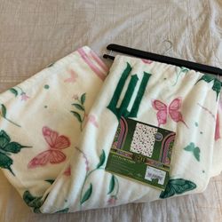 Wicked blanket comes with hanger and tag