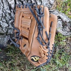 Wilson A900 "YOUTH" BASEBALL GLOE ( SEE PICS,) LOCATED IN GLENDORA 