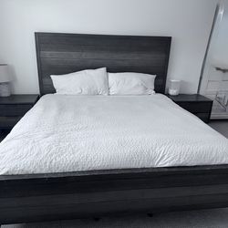 King bed with two night stands