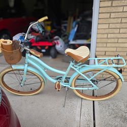 Women's Cruiser Bike with cup and phone holder.