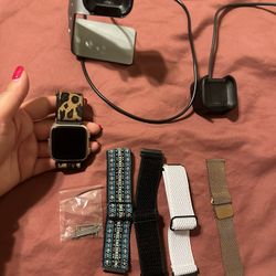 Fitbit VERSA with 5 Exchangeable Bands 
