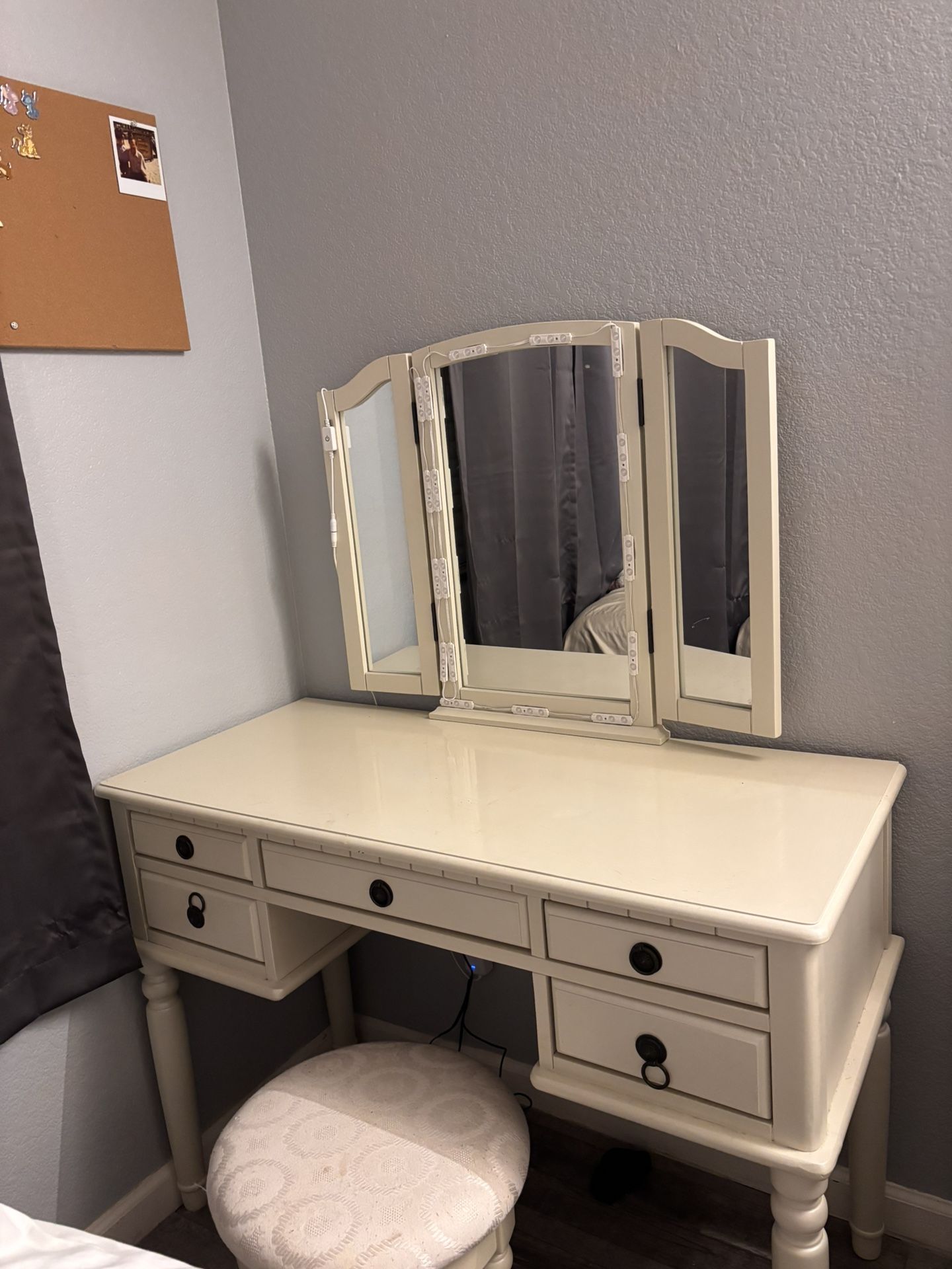 Table Vanity With Stool Chair / Lights