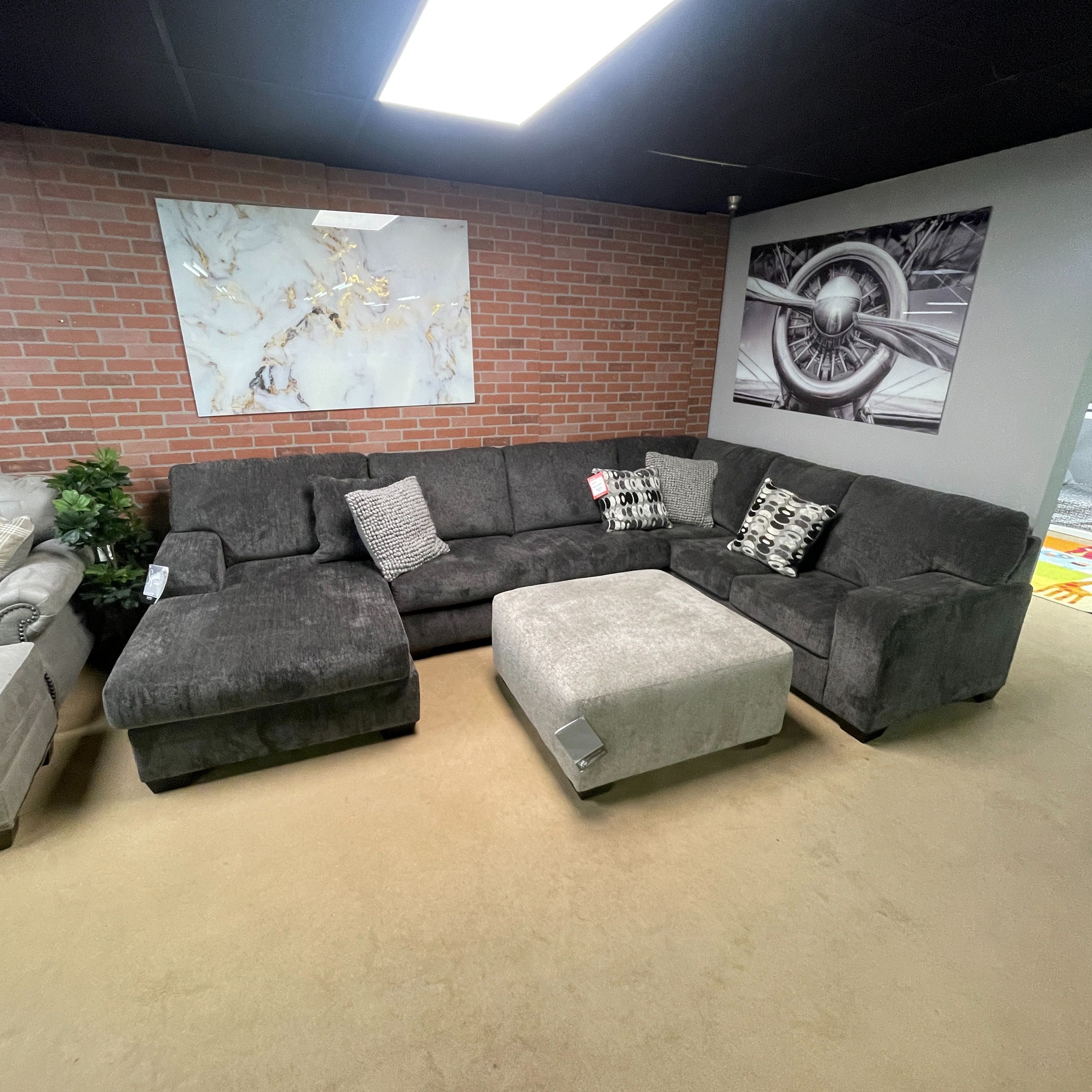 Gray 3pc Sectional Sofa w/ Chaise  / Sofá Cómodo