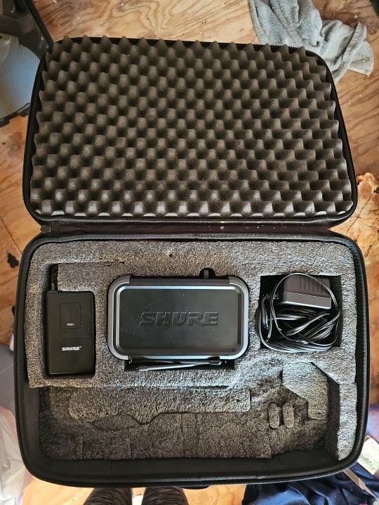 Shure Wireless Transmitter And Receiver In Case