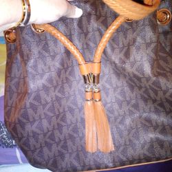 MICHAEL KORS LEATHER BUCKET BAG