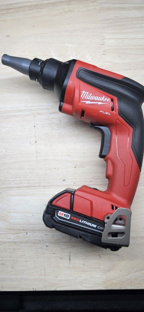 MILWAUKEE M18 FUEL DRYWALL GUN
