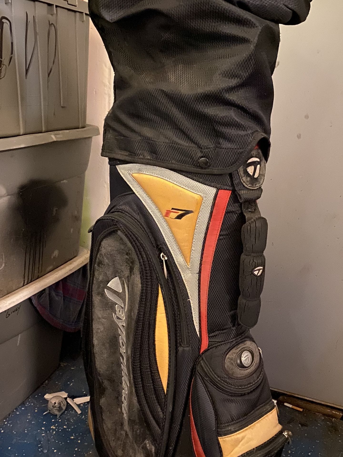 TaylorMade R7 Golf Bag W/full set Of Clubs