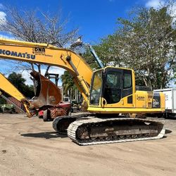 2011 KOMATSU PC200LC-8 EXCAVATOR CAB
7.325 HOURS A/C, AIR RIDE SEAT REAR, VIEW CAMERA 