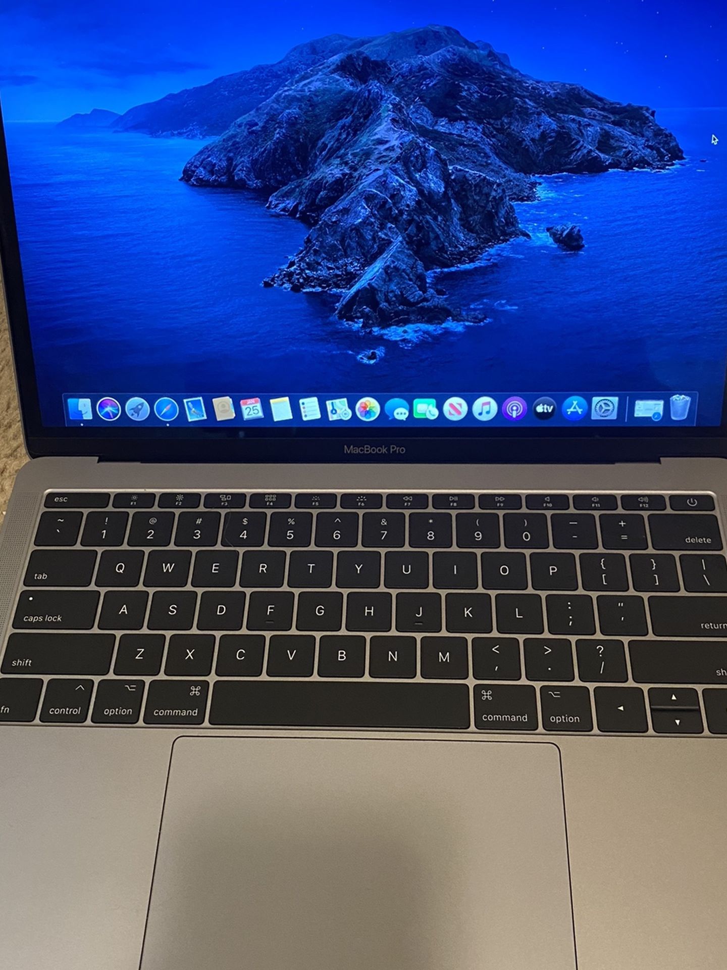 Apple MacBook Pro (13", 2017, Two Thunderbolt 3 Ports)