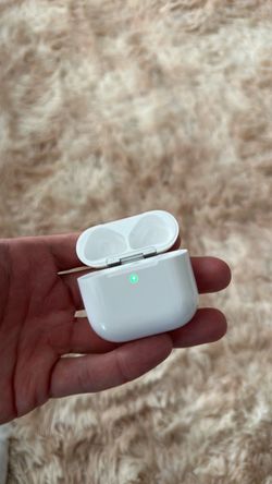 AirPods 4th gen charging case