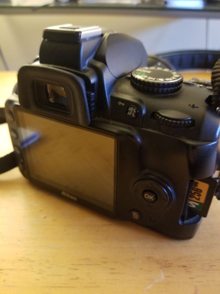 Nikon D3000 Digital SLR Camera with 18-55mm f/3.5-5.6G AF-S DX VR Nikkor Zoom Lens