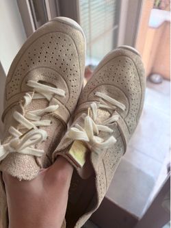 UGG women’s Tye dust gold trainer shoes  size 8