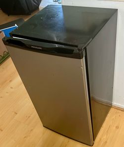 Small Frigidaire Refrigerator Freezer—-Needs Repairs