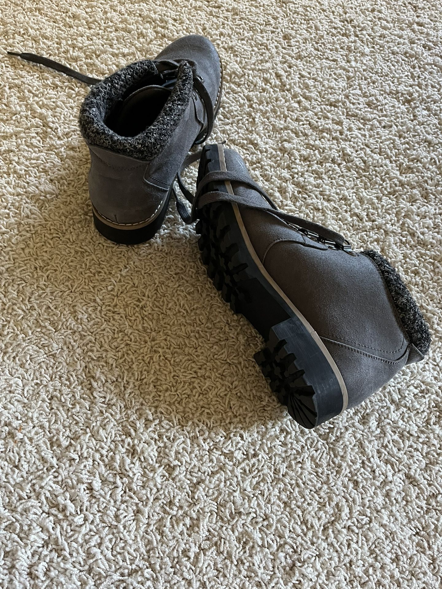 Women’s boots size 8 1/2 medium