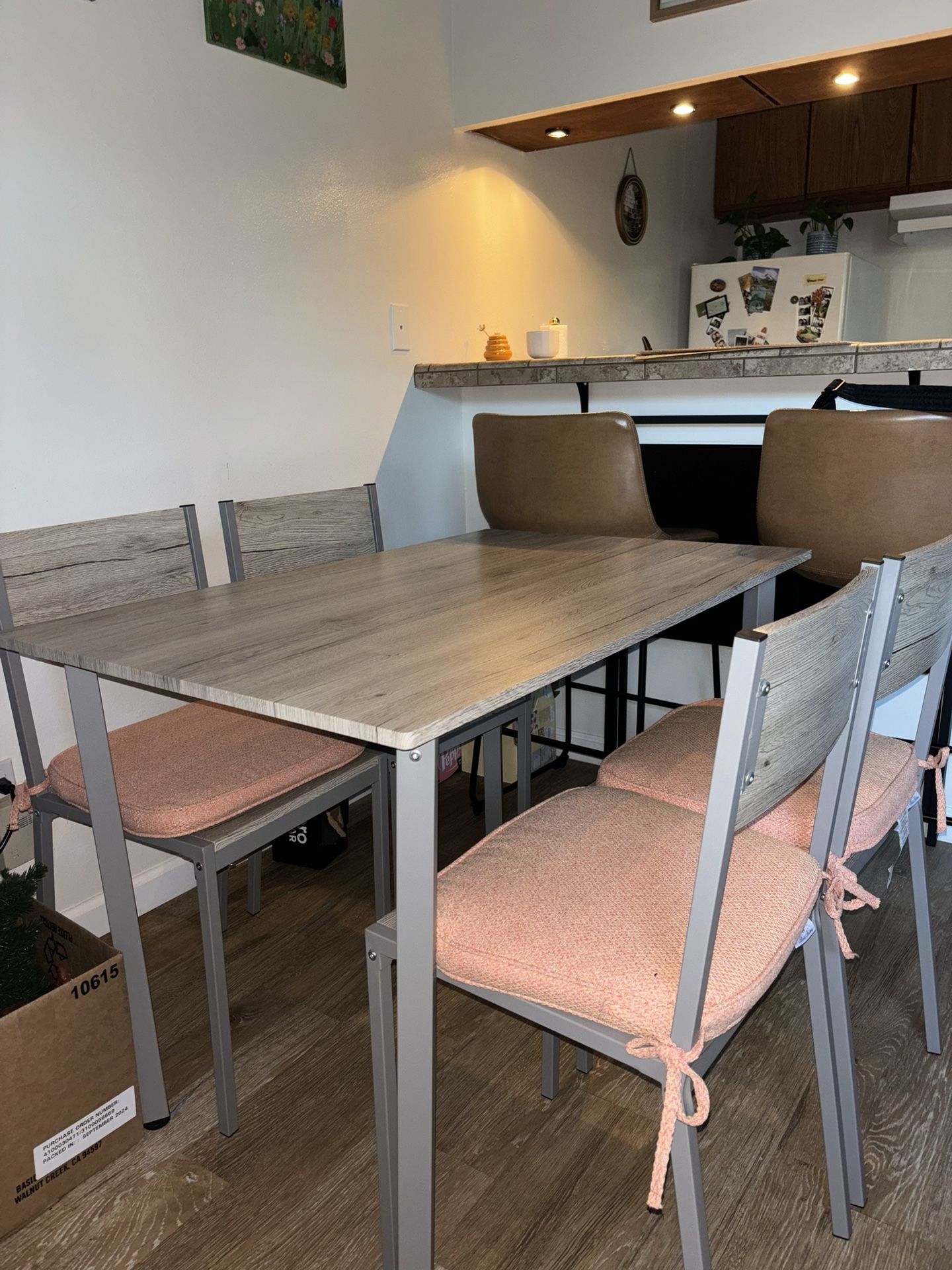 Table with 4 chairs and cushions 