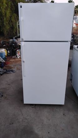 Hotpoint white apartment size fridge (PLEASE READ DESCRIPTION FOR DETAILS=THANK YOU!!👍