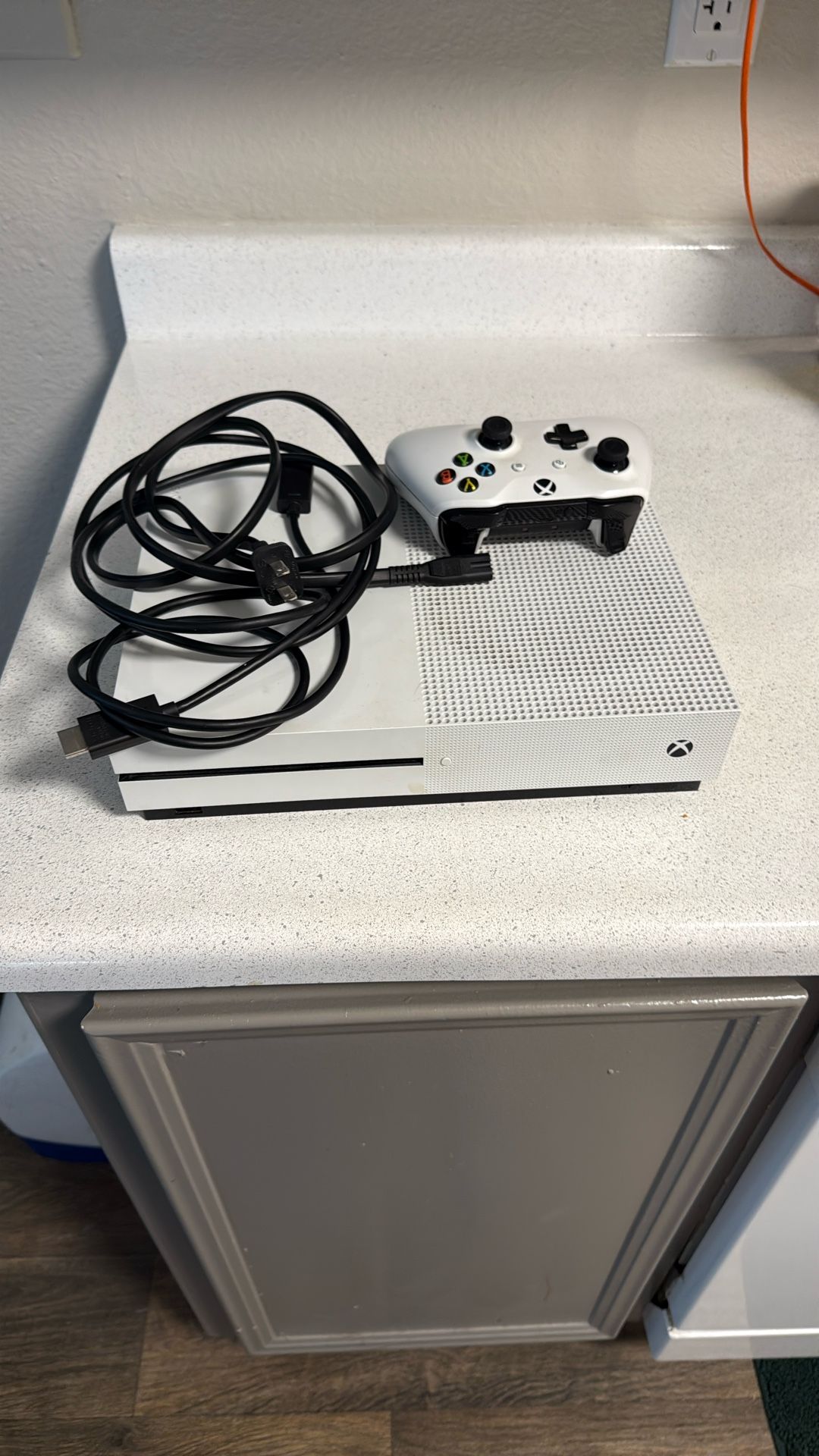 Xbox One S + Power Cord/hdmi/ And One Controller