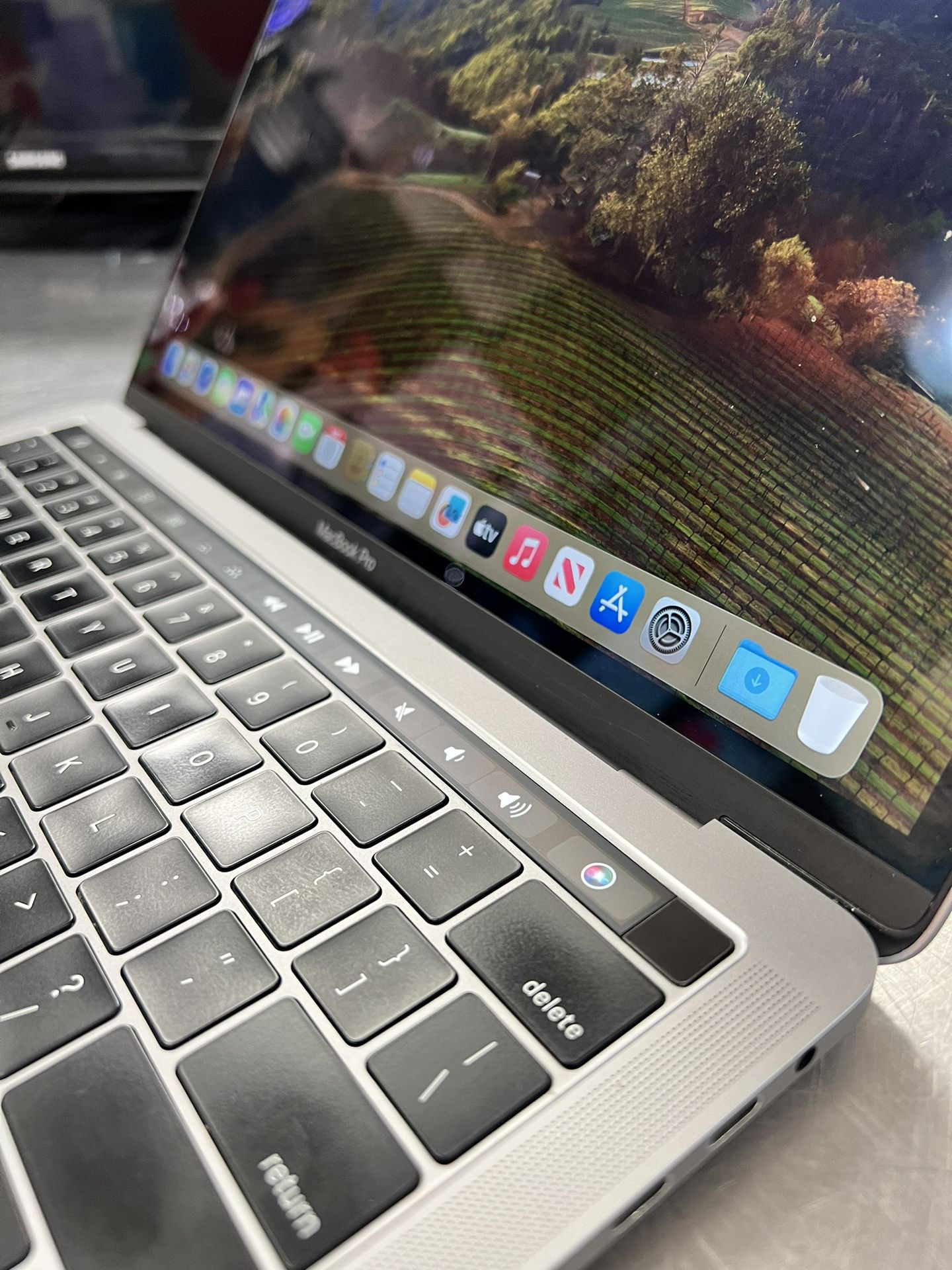 2018 MacBook Pro 16gb i5 Laptop 175502