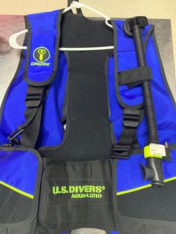 US divers cruise aqua-lung