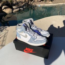 Jordan 1 Hyper Royal 