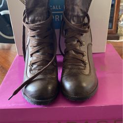 High top, High Heeled Casual Dress Boot. 